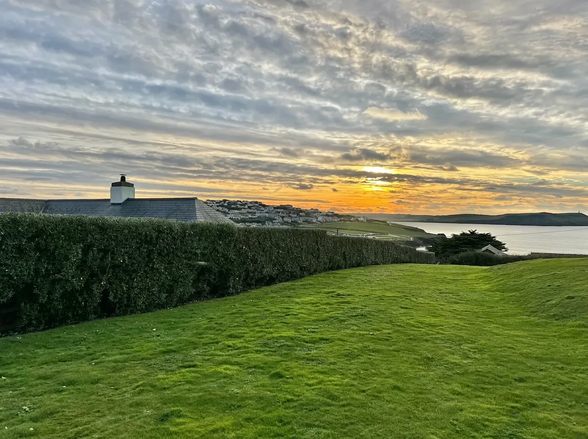 Large hedge cut back neatly in Polzeath